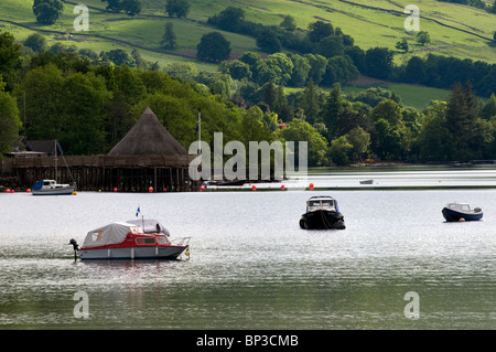 Crannog Centre und Boote am Loch Tay, Tayside, Schottland im Sommer auf Kenmore getroffen Stockfoto