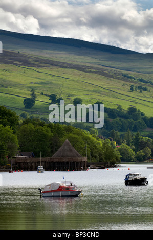 Crannog Centre und Boote am Loch Tay, Tayside, Schottland im Sommer auf Kenmore getroffen Stockfoto