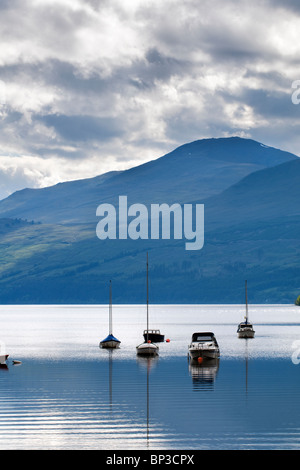 Boote am Loch Tay, Tayside, Schottland mit Ben Lawers Berg im Hintergrund am Kenmore Stockfoto