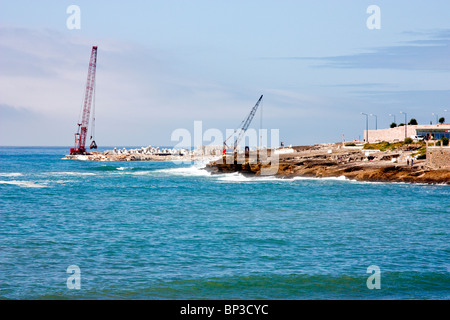 Bau der Wellenbrecher an der portugiesischen Atlantikküste in Ericeira Stockfoto