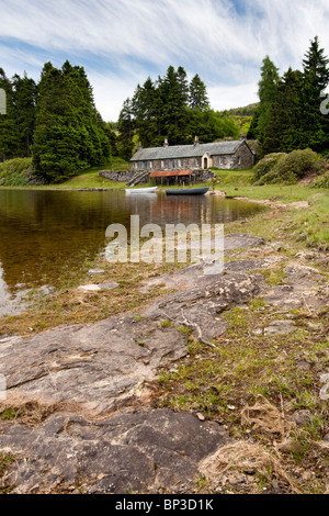 Entfernten Loch Ordie, in der Nähe von Dunkeld, Schottland mit alten Steinhäusern, Ruderboote & Bootshaus im Sommer getroffen Stockfoto