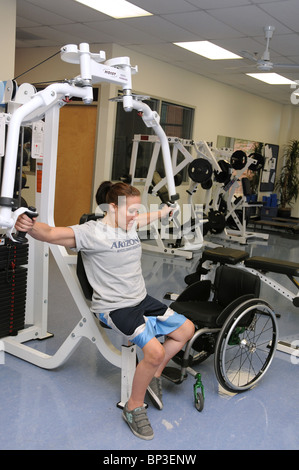 Jennifer Poist klappt auf dem Campus Behinderung Resource Center unter UA, wo sie Rollstuhl-Basketball spielt. Stockfoto