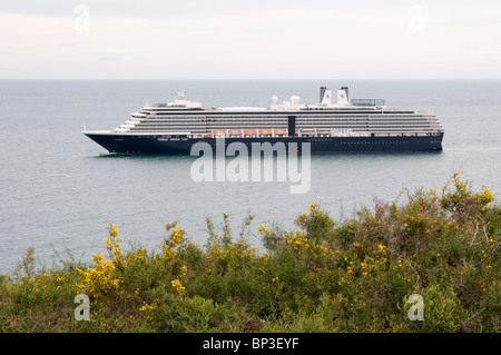 Holland America Line MS Noordam Passagier Kreuzfahrtschiff im Mittelmeer von der Südküste von Frankreich Stockfoto