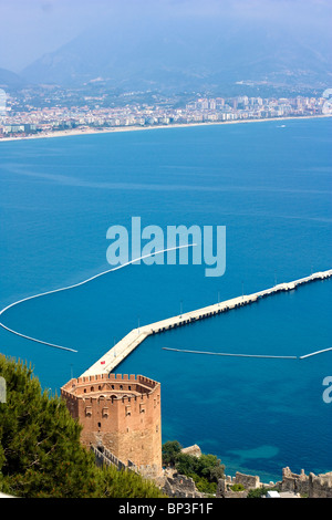 Malerische Aussicht auf Kizil Kule (roter Turm) und Hafen, Alanya, Türkei. Stockfoto