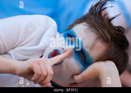 Darsteller beim Edinburgh Fringe Festival mit Gesicht in Schottlands nationale Farben gemalt. Stockfoto