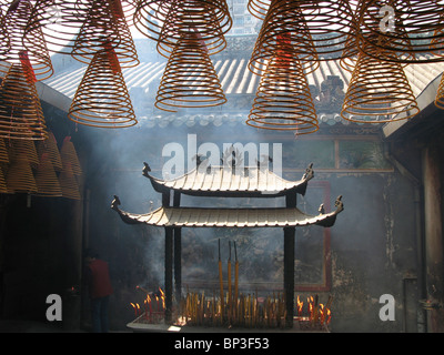 brennende Räucherstäbchen in Kun Iam (Kwan Yin) Tempel, Macau, China Stockfoto