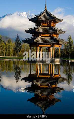 MG-5761 Naxi-Stil Pagode Popularitätswert im Teich mit Spitzenwerten von Jade Dragon Snow Mountain im Hintergrund Lijiang Yunnan Provinz, China. Stockfoto