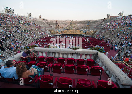 Publikum vor der Show in der Arena Verona, Italien Stockfoto