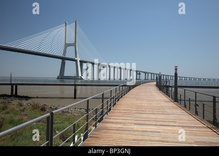 Vasco da Gama Brücke - mit 17 km die längste Brücke in Europa. Lissabon, Portugal Stockfoto