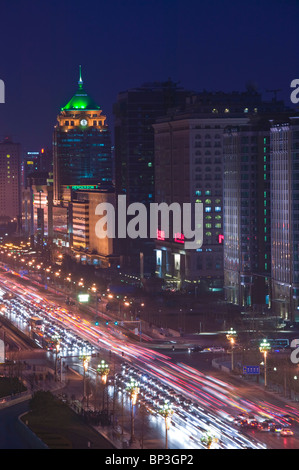 China, Peking, Chongwen District. Jianguomennei Dajie während der Hauptverkehrszeit Draufsicht Abend. Stockfoto