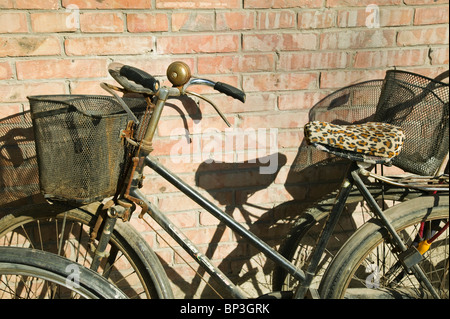 China, Peking, Chaoyang District. Dashanzi 798 Art District - Fabrikgelände umgewandelt in Arts District - Fahrräder. Stockfoto