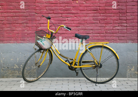 China, Peking, Chaoyang District. Dashanzi 798 Art District - Fabrikgelände umgewandelt in Arts District - Fahrräder. Stockfoto