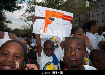 Hunderte marschieren durch die Straßen von Harlem in den Harlem Children Zone 16. jährlichen Frieden März in New York Stockfoto