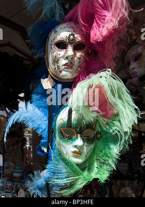 Venezianische Masken am Marktstand Stockfoto