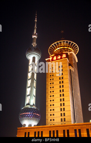 China; Shanghai. Der Oriental Pearl Tower kontrastiert mit einem anderen modernen Wolkenkratzer in Shanghai Pudong. Stockfoto