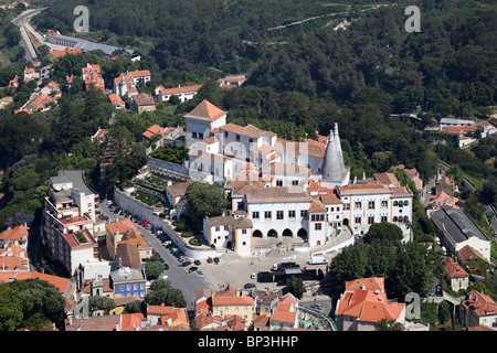 Luftaufnahme über dem Nationalpalast in Sintra (Palácio Nacional de Sintra), Portugal Stockfoto