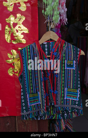 CHINA, Provinz Yunnan Lijiang. Altstadt, bestickte verziert Naxi-Weste, die Naxi wird die größte ethnische Gruppe in Lijiang. Stockfoto