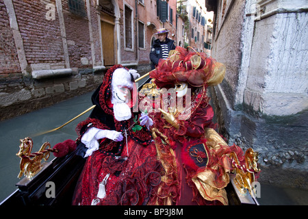 Kostümierte Modelle während des Karnevals in Venedig in einer Gondel Stockfoto