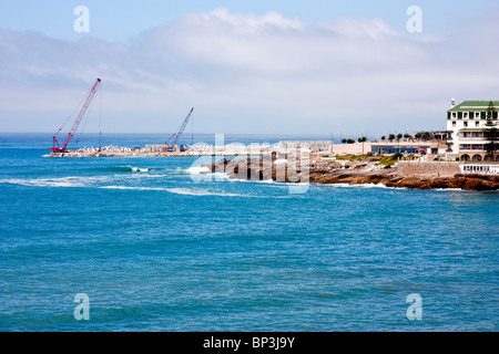 Bau der Wellenbrecher an der portugiesischen Atlantikküste in Ericeira Stockfoto