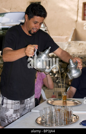 Berber marokkanischen Tee gießen Stockfoto