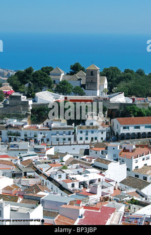 Blick über die Stadt in Richtung Meer, Pueblo Blanco, Mijas Costa Del Sol, Provinz Malaga, Andalusien, Südspanien, Westeuropa. Stockfoto