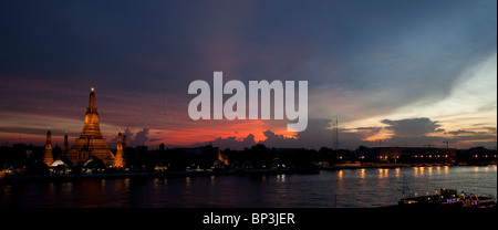 Wat Arun vor einem dramatischen Sonnenuntergang, Bangkok, Thailand. Stockfoto