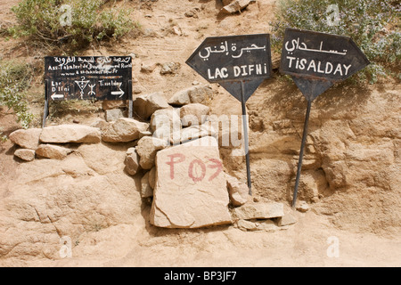 Straßenschild im Atlasgebirge, Marokko Stockfoto