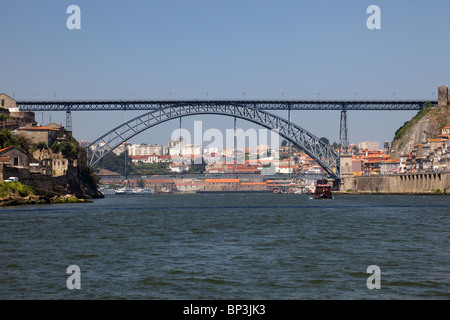 Douro-Fluss und der Dom Luis Brücke in Porto, Portugal Stockfoto