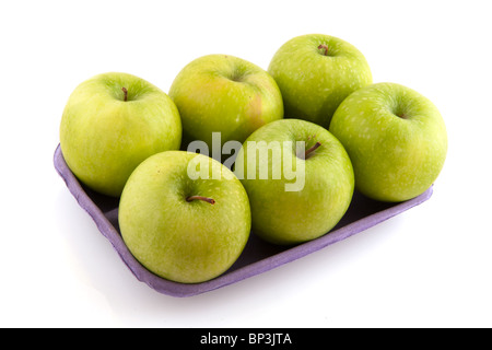 Tablett frische grüne Äpfel isoliert auf weiß Stockfoto