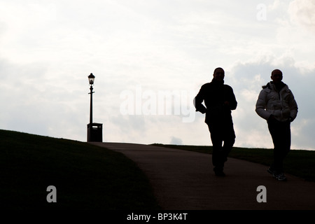 Zwei Männer Fuß hinunter Primrose Hill, London Stockfoto