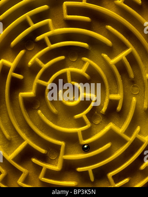 Nahaufnahme des Zentrums von einem Circlular Labyrinth mit einer silbernen Kugel. (Das ursprüngliche Objekt ist nur 80mm im Durchmesser). Stockfoto