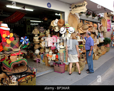 Mann und Frau touristischen Blick auf Handwerk und Kunsthandwerk angezeigt vor einem Geschäft in Nijar, in der Nähe von Almeria Andalusien Spanien Stockfoto