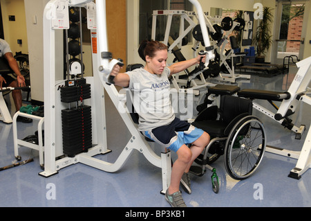 Jennifer Poist klappt auf dem Campus Behinderung Resource Center unter UA, wo sie Rollstuhl-Basketball spielt. Stockfoto