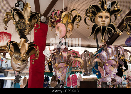 Venezianische Masken am Marktstand in Piazza Erbe Verona Italien Stockfoto