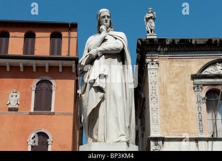 Dante Alighieri Denkmal in Piazza dei Signori Verona Italien Stockfoto