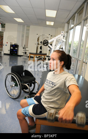 Jennifer Poist klappt auf dem Campus Behinderung Resource Center unter UA, wo sie Rollstuhl-Basketball spielt. Stockfoto