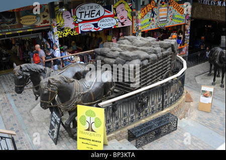 Leben Größe Bronze Pferd mit Wagen und Säcke Kohle im Londoner Stables Market, Camden Market, Skulpturen. Stockfoto