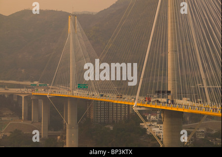 CHINA, Hong Kong. Neue Gebiete, Ting Kau Brücke verbindet Tsing Yi Island und Ting Kau, gebaut 1998, Sonnenuntergang. Stockfoto