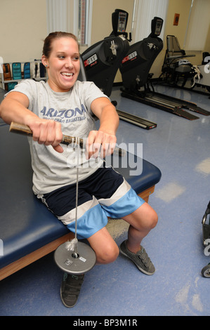 Jennifer Poist klappt auf dem Campus Behinderung Resource Center unter UA, wo sie Rollstuhl-Basketball spielt. Stockfoto