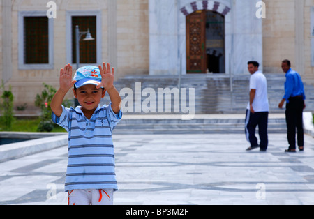Turkmenistan - Aschgabat - junge in der Azadi Moschee Stockfoto