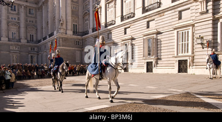 Die Wachablösung vor dem königlichen Palast, Madrid, Spanien Stockfoto