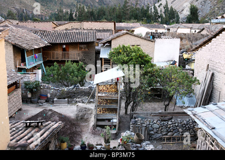 Traditionelle Häuser und Innenhöfe im Dorf Ollantaytambo, Heiliges Tal, in der Nähe von Cusco, Peru Stockfoto