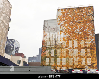 Trompe l ' oeil Wandgemälde auf leere Wand West Side Manhattan Gebäude mit Fenstern, interlaced Zweige Herbstlaub reflektieren Stockfoto