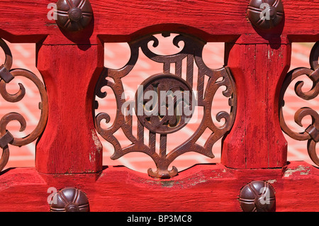 Rotes Tor Detail im Scottys Castle, Death Valley National Park. California Stockfoto