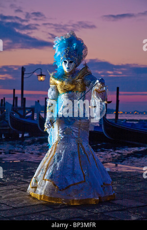 Kostümierte Modell während des Karnevals in Venedig bei Sonnenaufgang Stockfoto