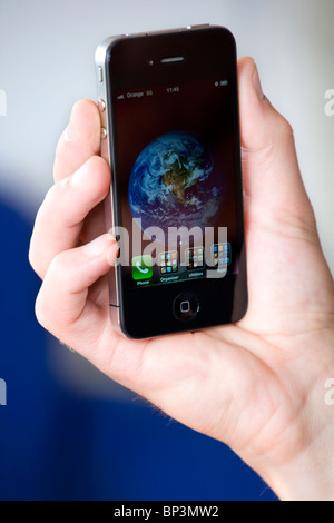 Apple Mac Iphone 4g in die Hand eines Mannes gehalten Stockfoto