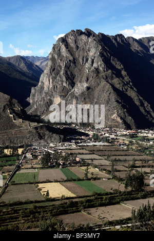 Blick auf das Dorf Ollantaytambo, Cerro Pinkuylluna und Urubamba-Tal, Heiliges Tal, in der Nähe von Cusco, Peru Stockfoto