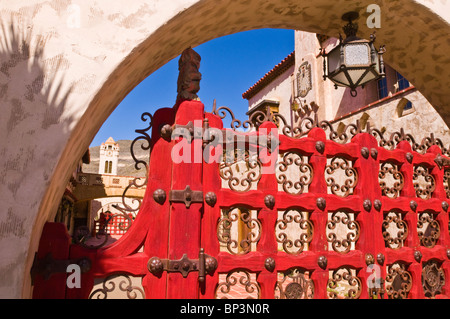 Rotes Tor und Clock tower in Scottys Castle, Death Valley Nationalpark. California Stockfoto
