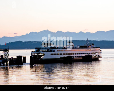 Washington State Fähre Walla Walla Edmonds Fähranleger bei Sonnenuntergang mit Silhouette der Olympischen Berge in der Ferne Stockfoto