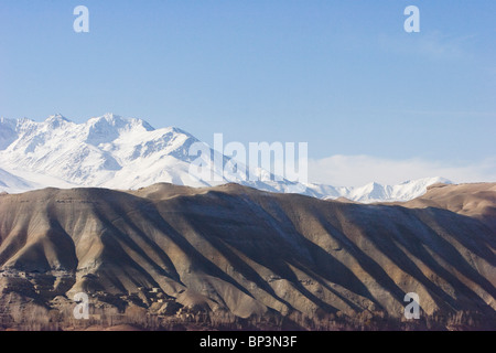 Afghanistan, Bamiyan. Die schneebedeckten Hindu Kush Berge mit Blick auf das Bamiyan-Tal Stockfoto